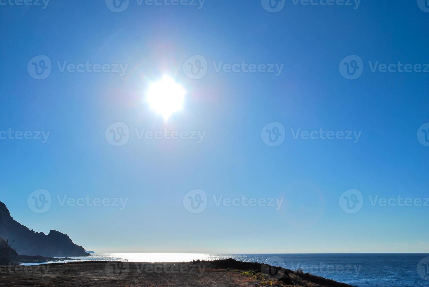 pôr do sol sobre o oceano foto