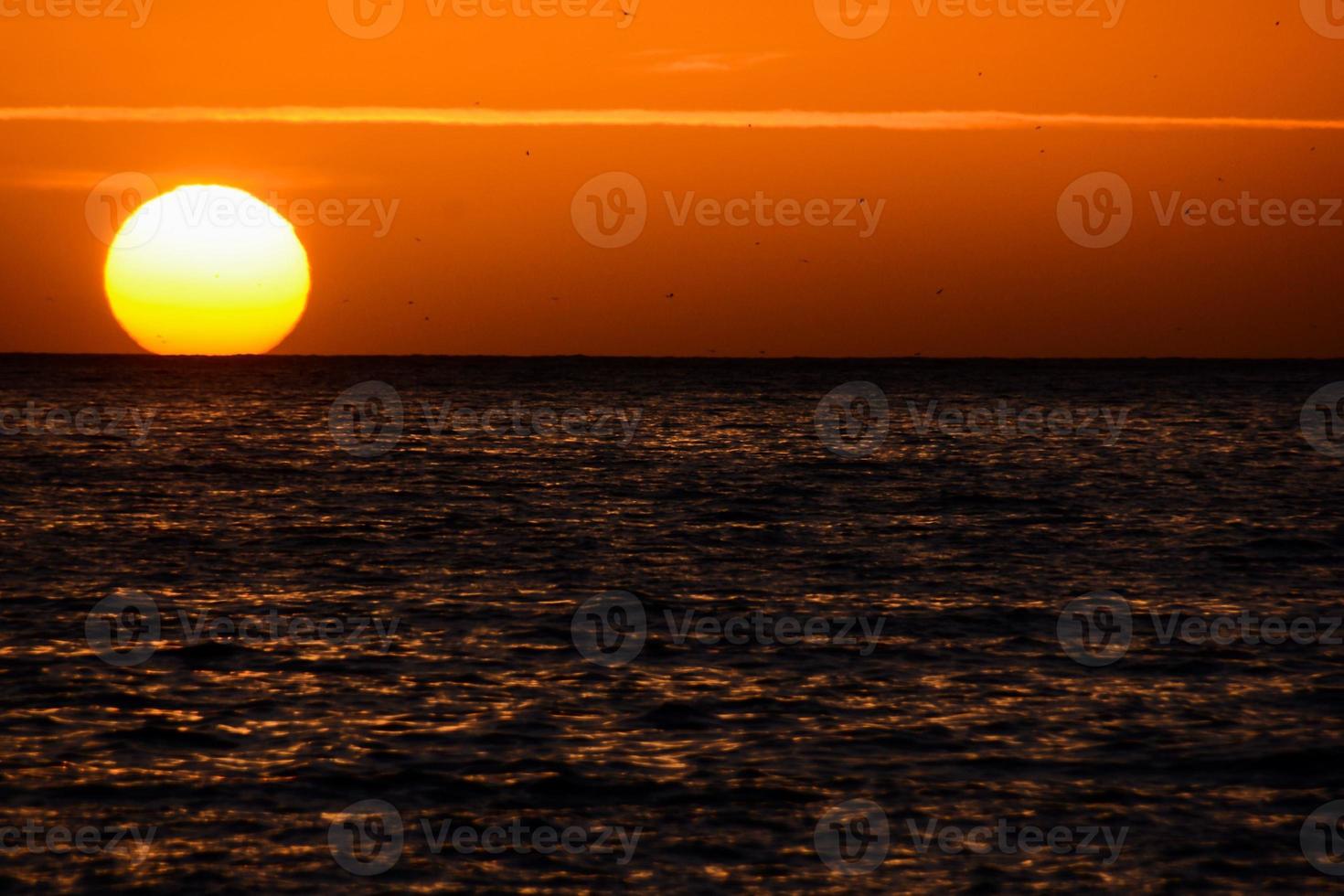 pôr do sol sobre o oceano foto