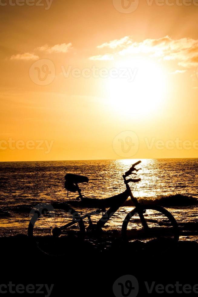 pôr do sol sobre o oceano foto