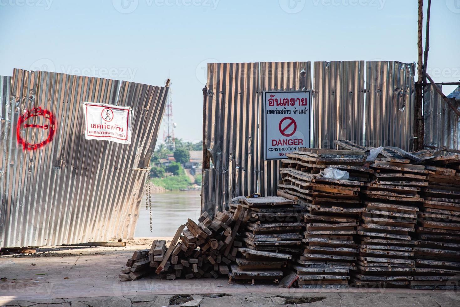 canteiro de obras com barra de aço e piso de concreto foto