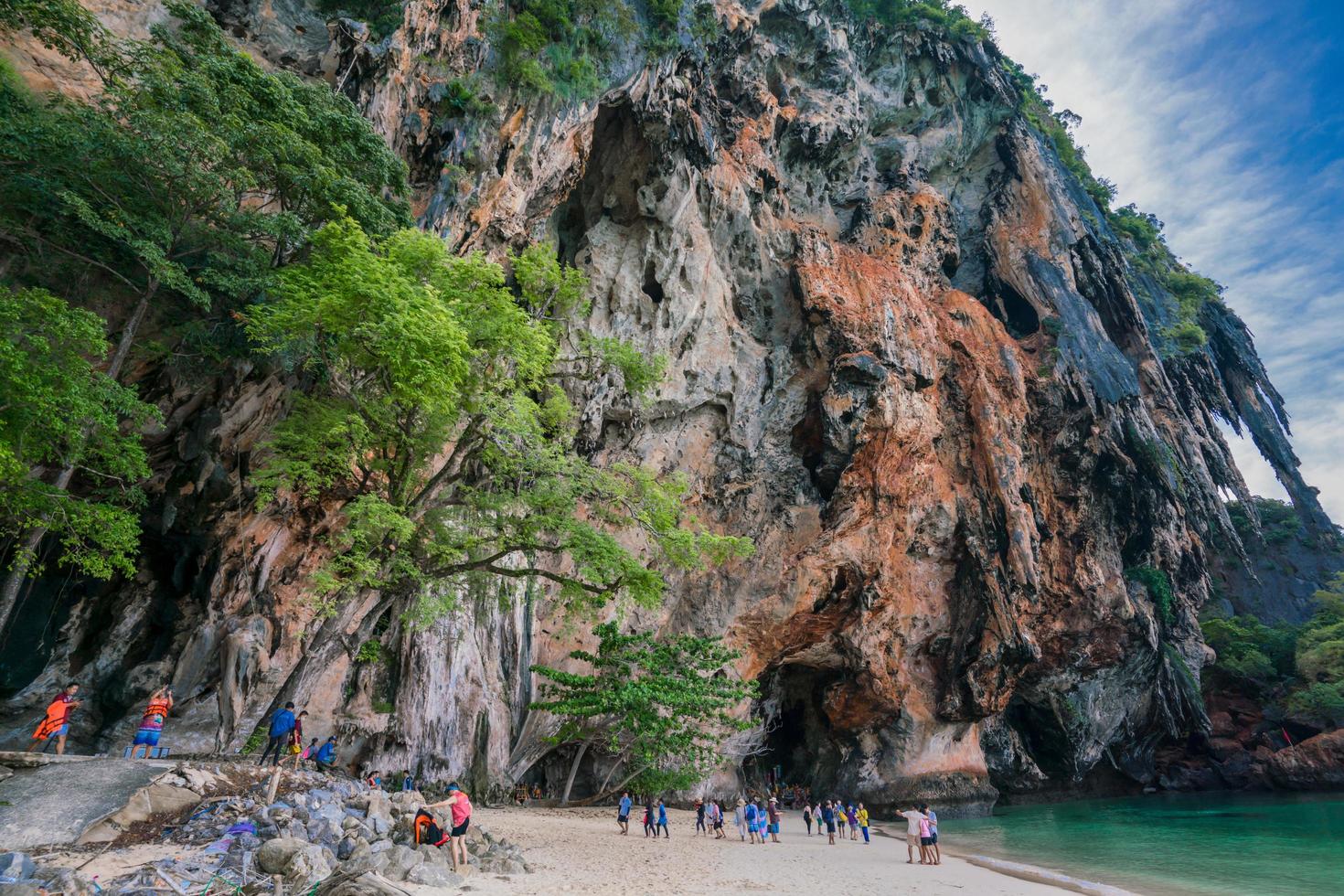 krabi, 28 de novembro de 2020, a praia da caverna Phranang com turistas é famosa na Tailândia foto