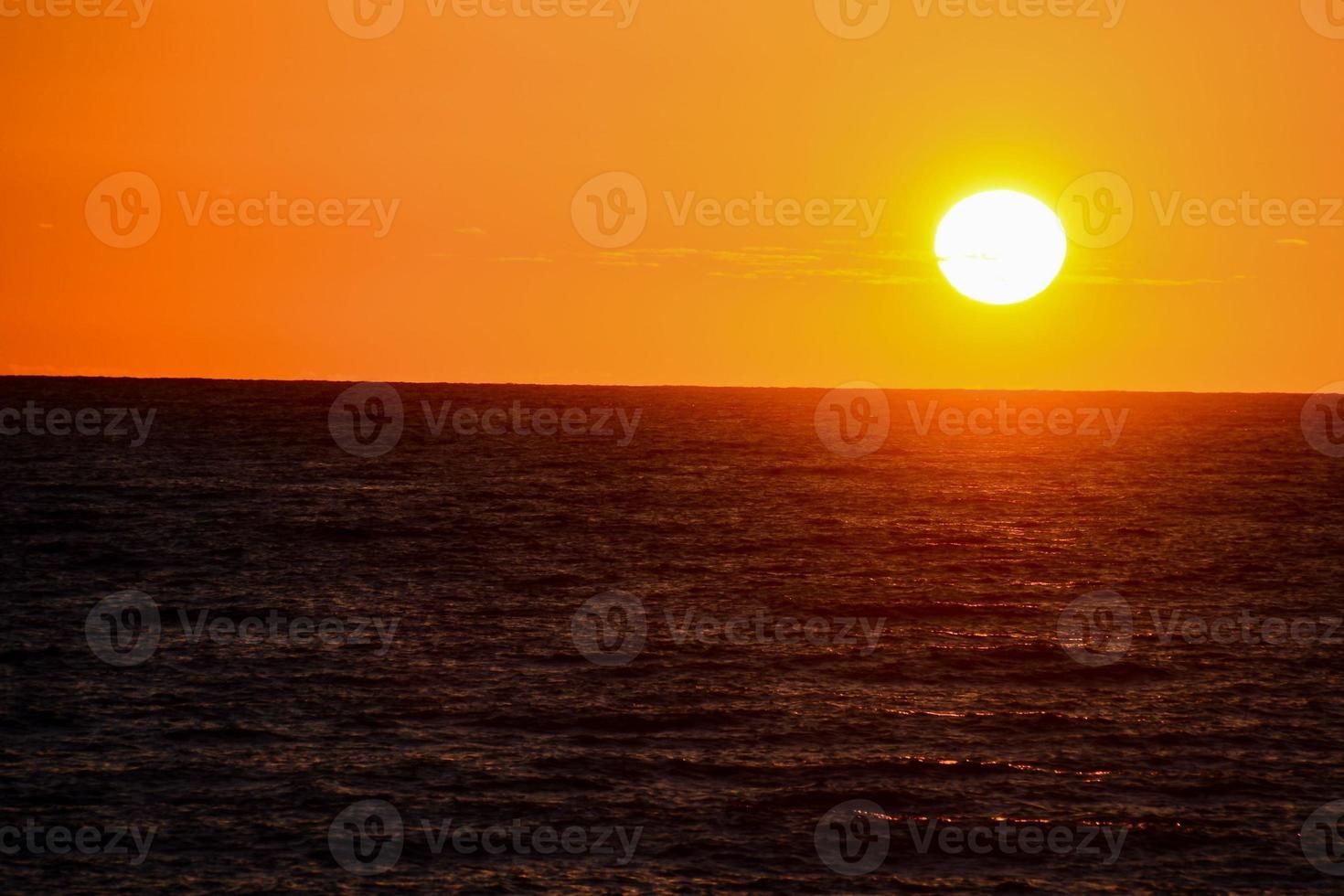 pôr do sol sobre o oceano atlântico nas ilhas canárias foto