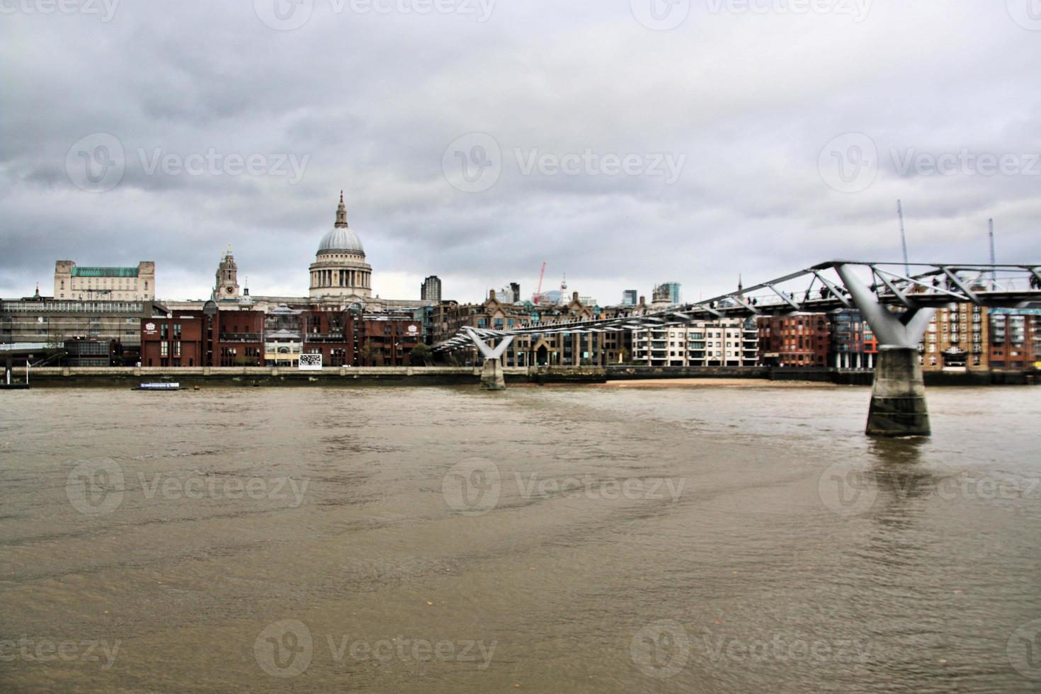 uma vista do rio Tamisa em londres foto