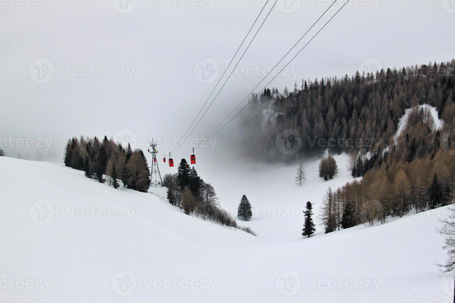 uma vista das montanhas austríacas em st gilgian perto de saltzburg foto