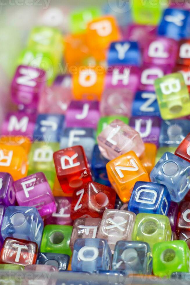 cubos de letra do alfabeto colorido foto