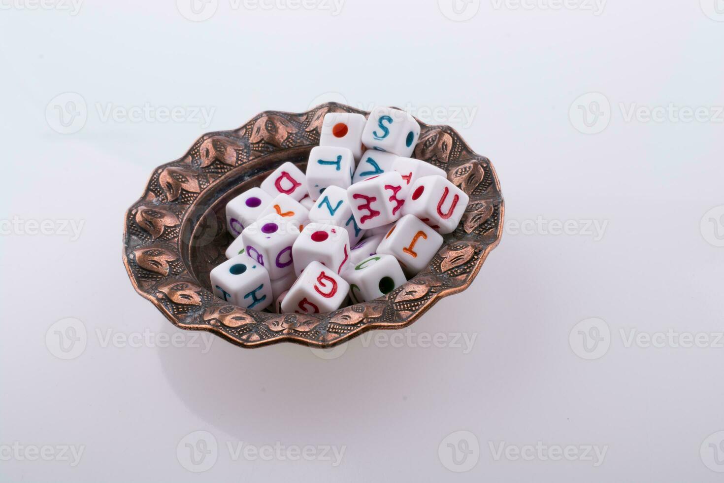 cubos coloridos de letras do alfabeto em um prato foto