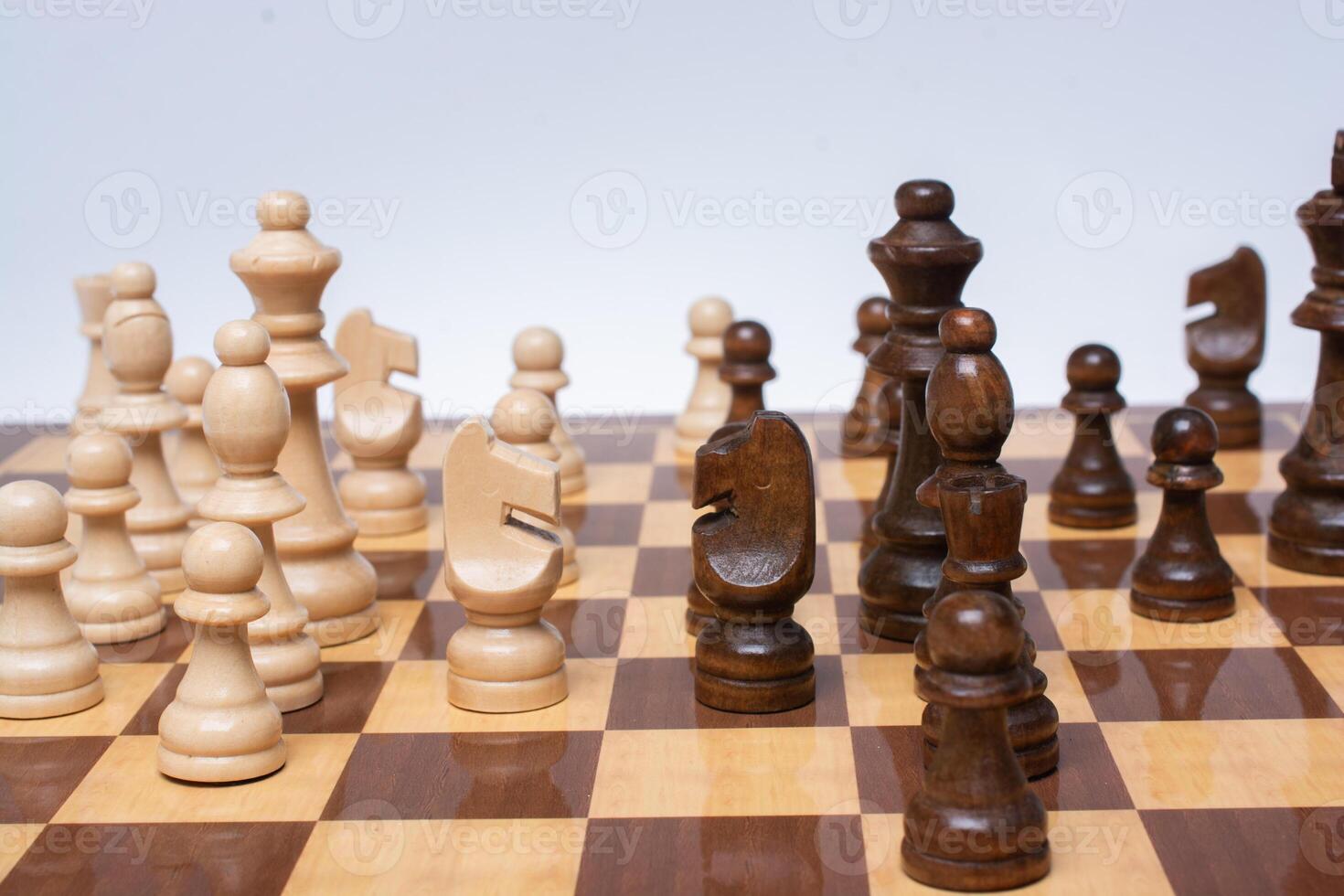 peças de xadrez em uma mesa de madeira 933465 Foto de stock no Vecteezy