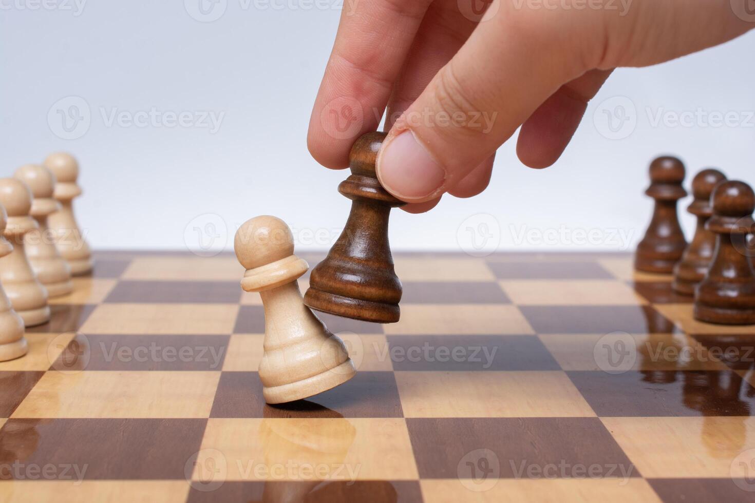 Mão Tocando Peça De Xadrez No Tabuleiro De Xadrez Foto de Stock - Imagem de  figura, jogar: 178099824