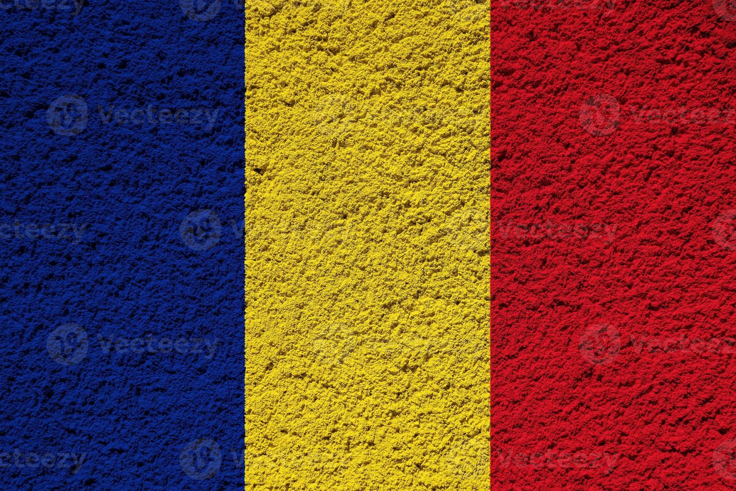 bandeira da romênia em um plano de fundo texturizado. colagem de conceito. foto