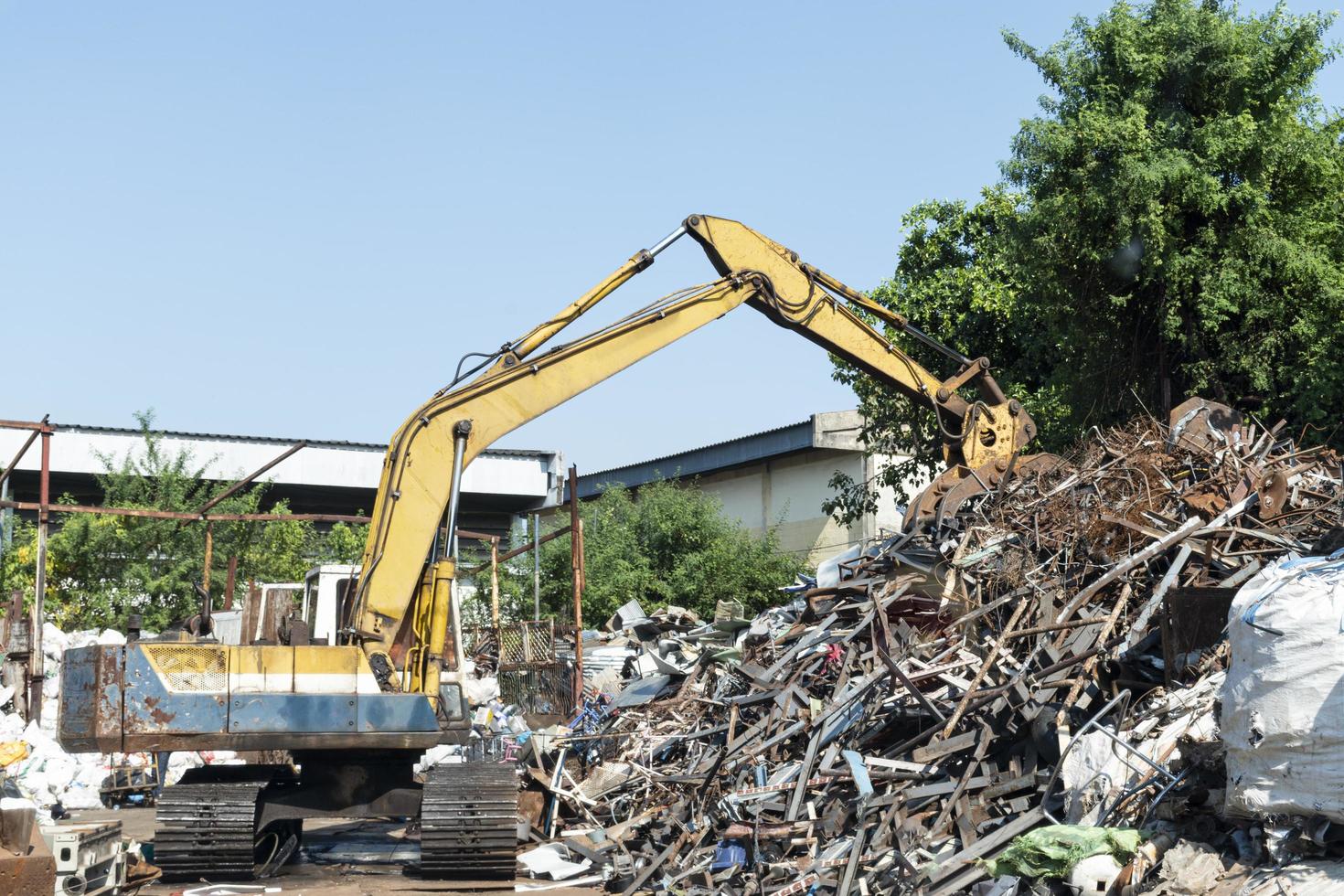 escavadeira na usina de reciclagem foto