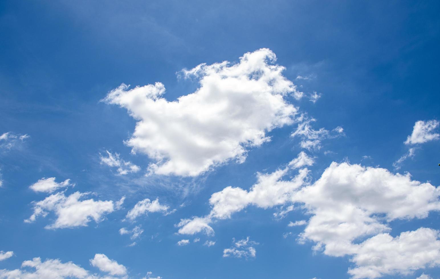 céu azul e fundo de nuvem foto