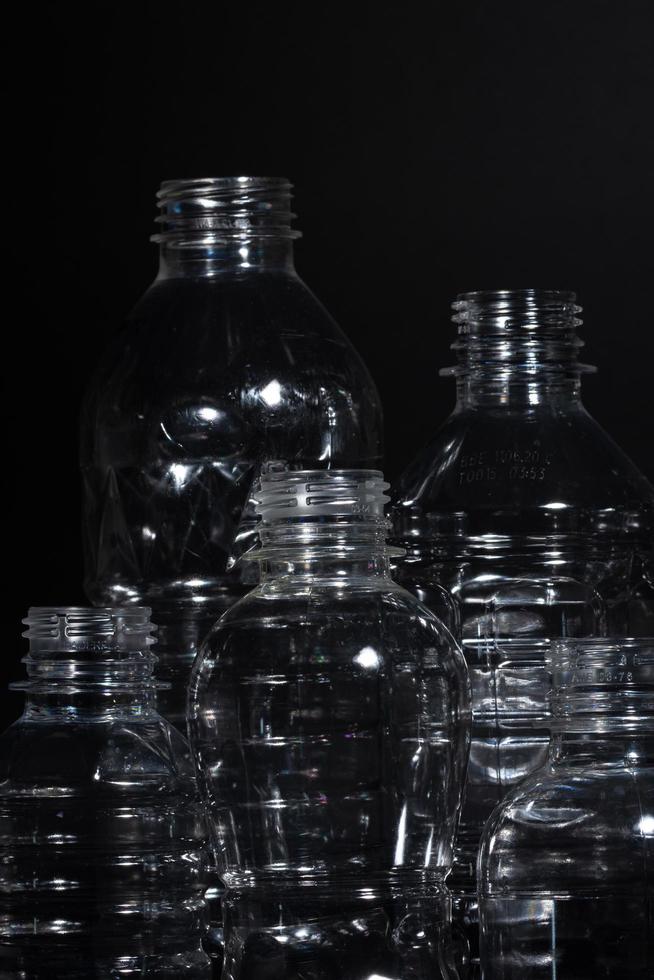 garrafas de plástico em fundo preto foto