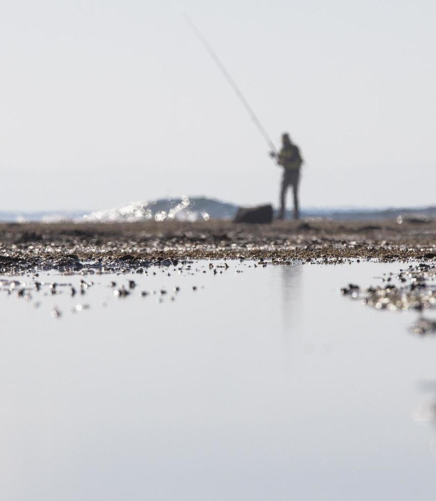 colarinho, austrália, 2020 - homem pescando durante o dia foto