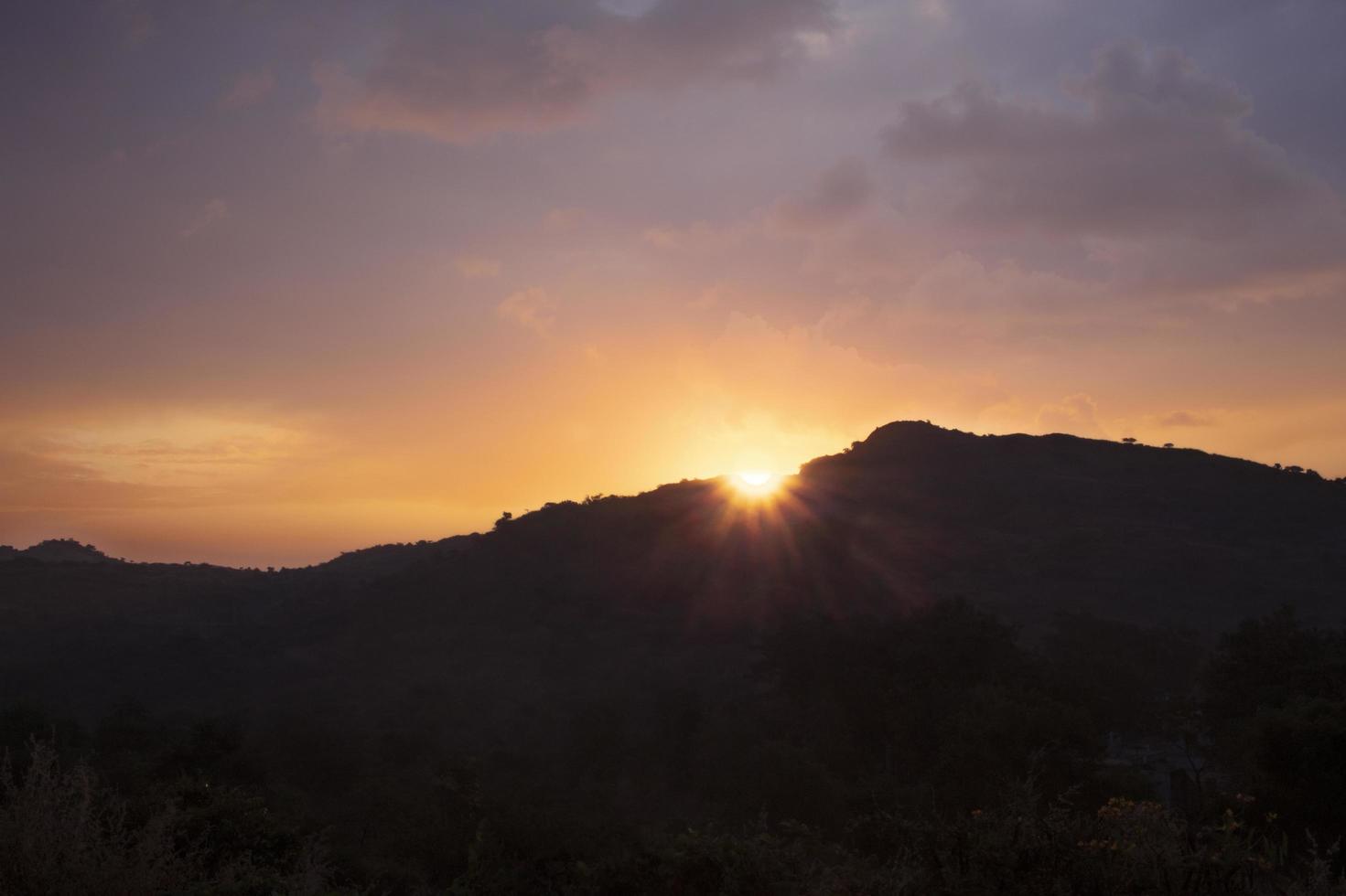 silhueta da montanha durante o pôr do sol foto
