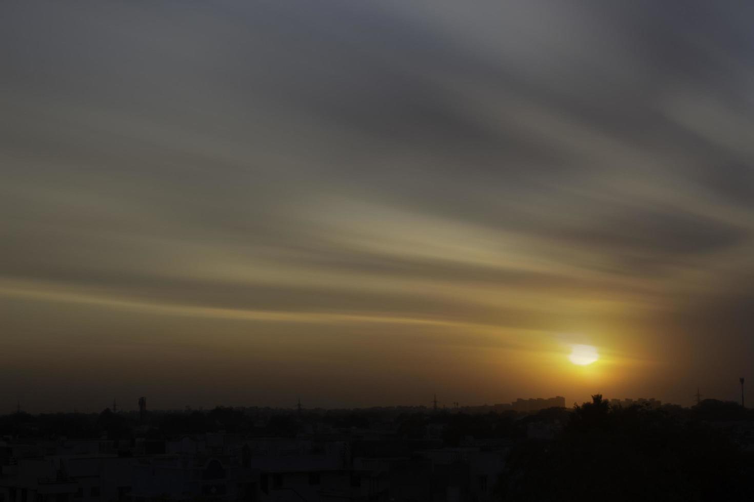 longa exposição de um pôr do sol foto