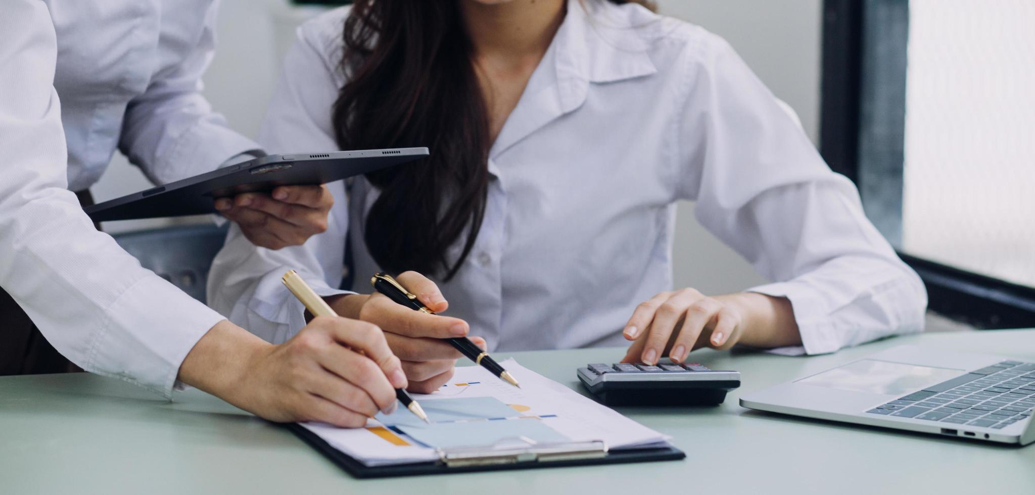 equipe de negócios presente. investidor profissional trabalhando novo projeto de inicialização. reunião de gerentes de finanças, tablet digital, tela de ancoragem, design de computador, telefone inteligente usando, na luz da manhã foto