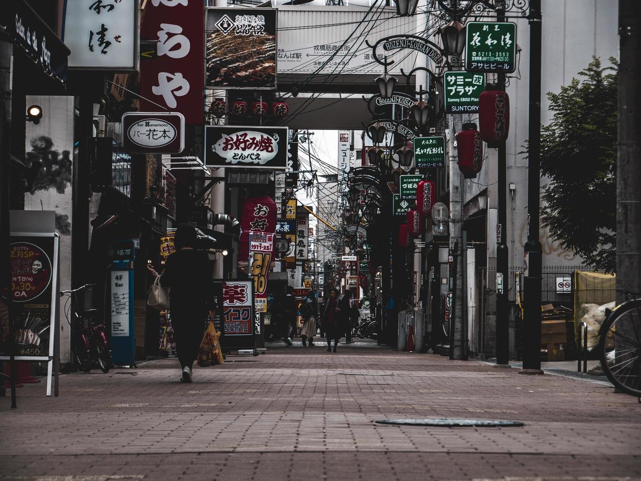 Osaka, japão, turistas de 2018 lotam o distrito comercial de osaka foto