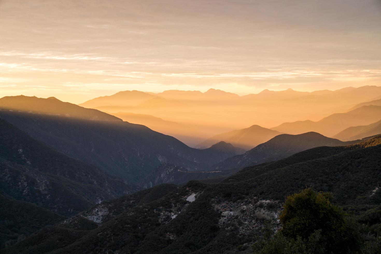 paisagem montanhosa coberta de névoa dourada foto