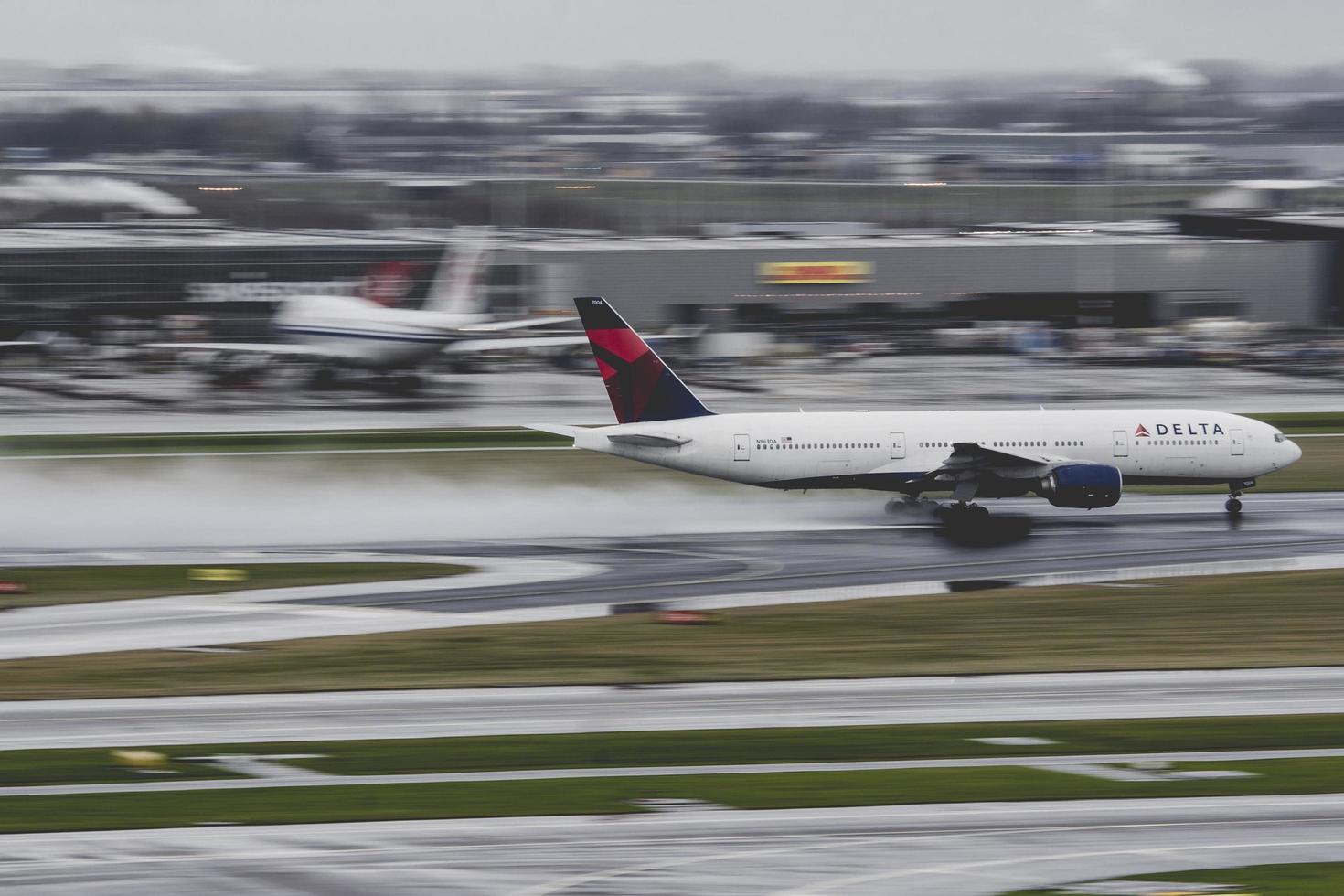 holanda, avião em delta de 2013 pousa no aeroporto schiphol de amsterdã foto