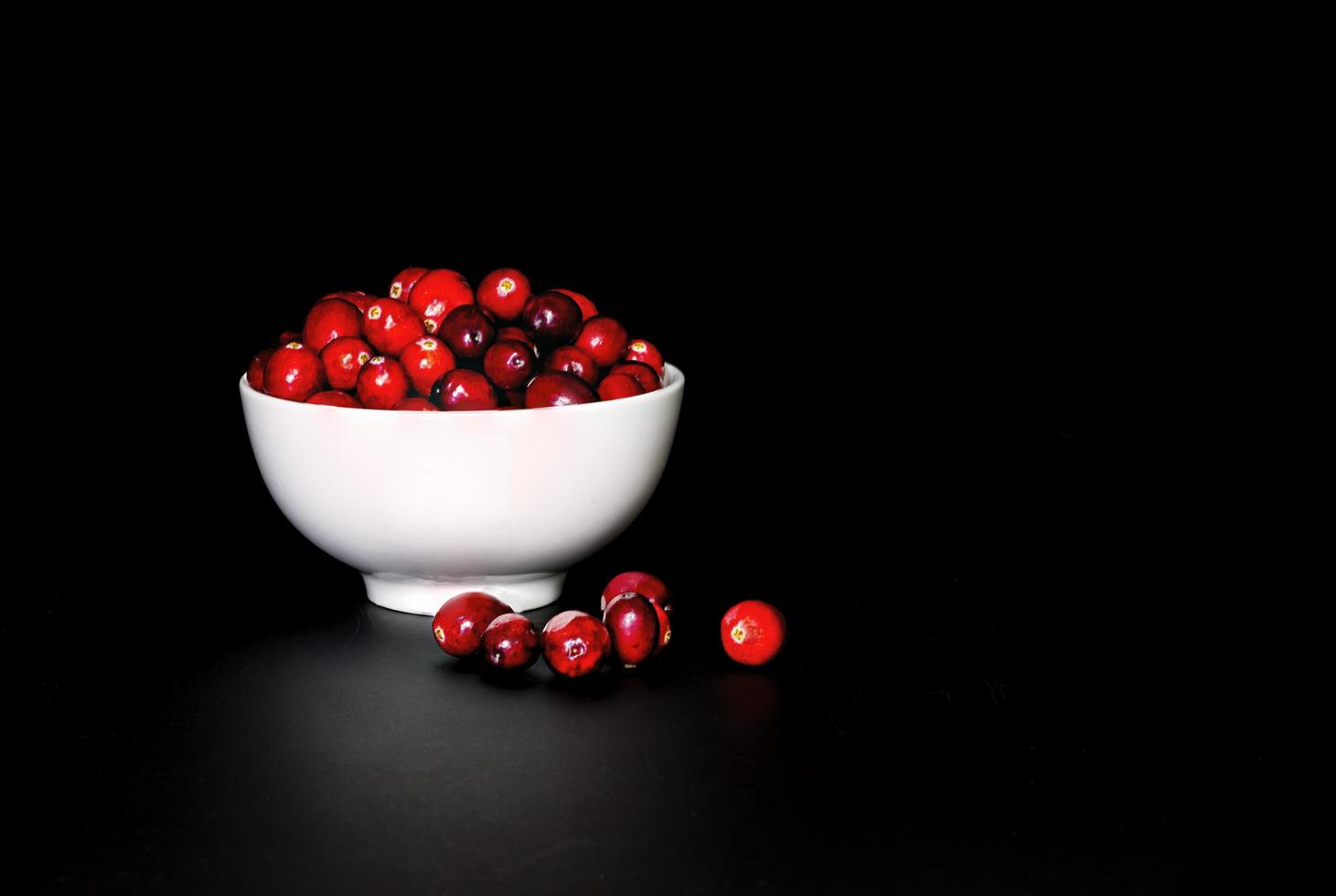 cranberries discretas em tigela de porcelana branca foto