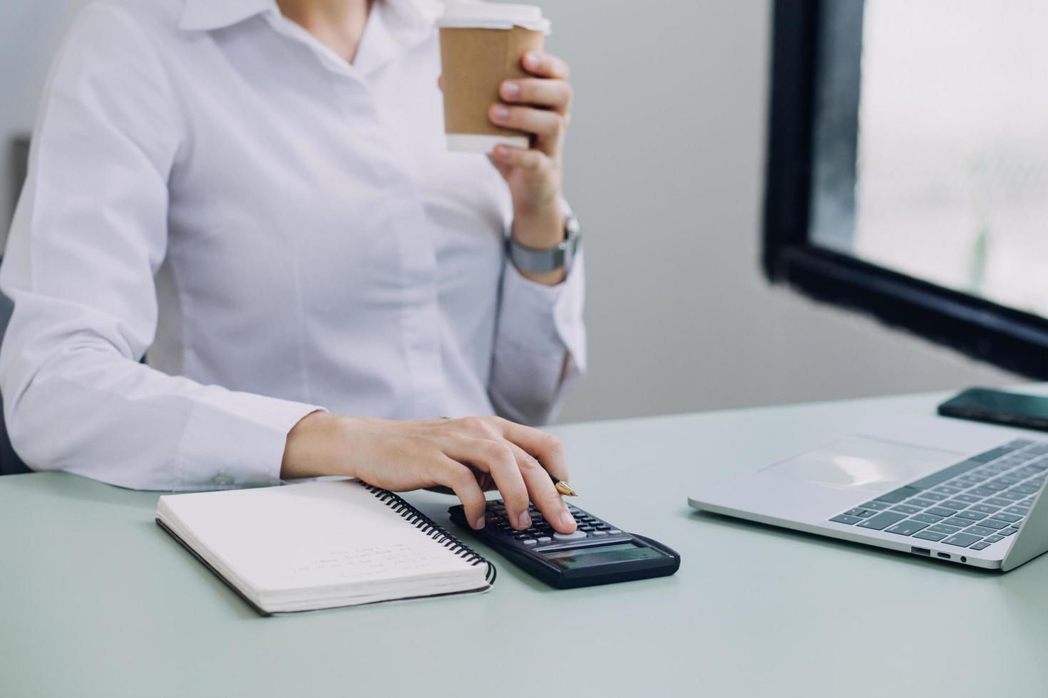 empresário e equipe analisando a tarefa de finanças do balanço financeiro. com telefone inteligente e laptop e tablet. conceito de gestão de riqueza foto