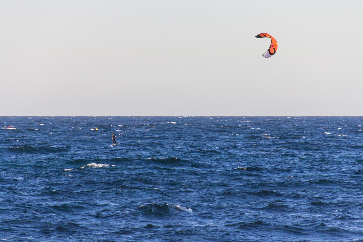 nova gales do sul, austrália, 2020 - pessoa parasailing na água foto