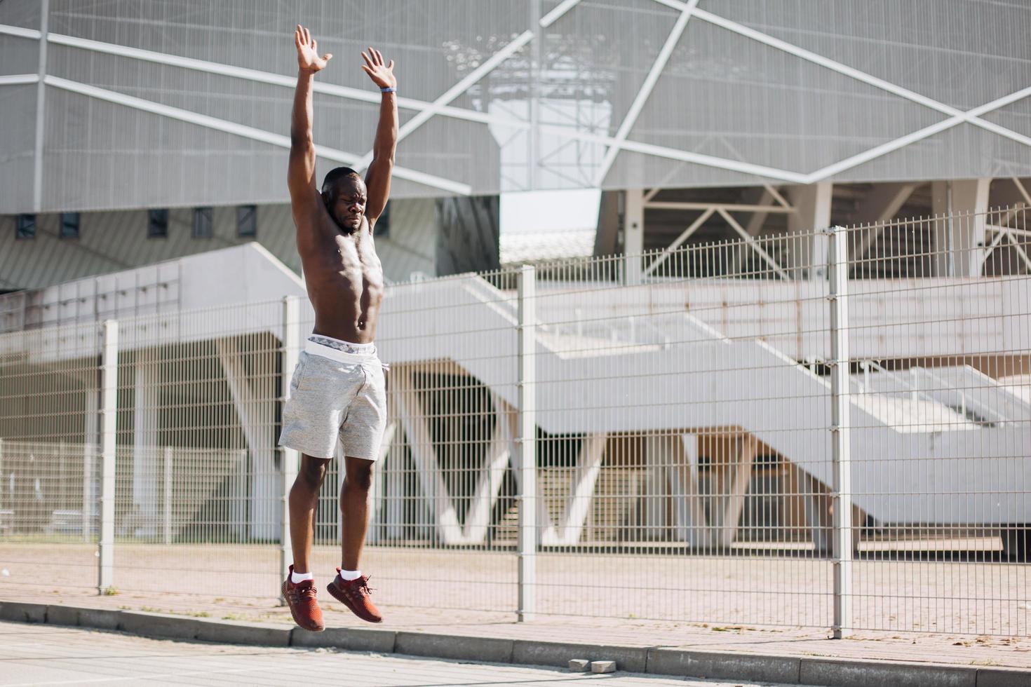 homem afro-americano atraente malhando na rua foto