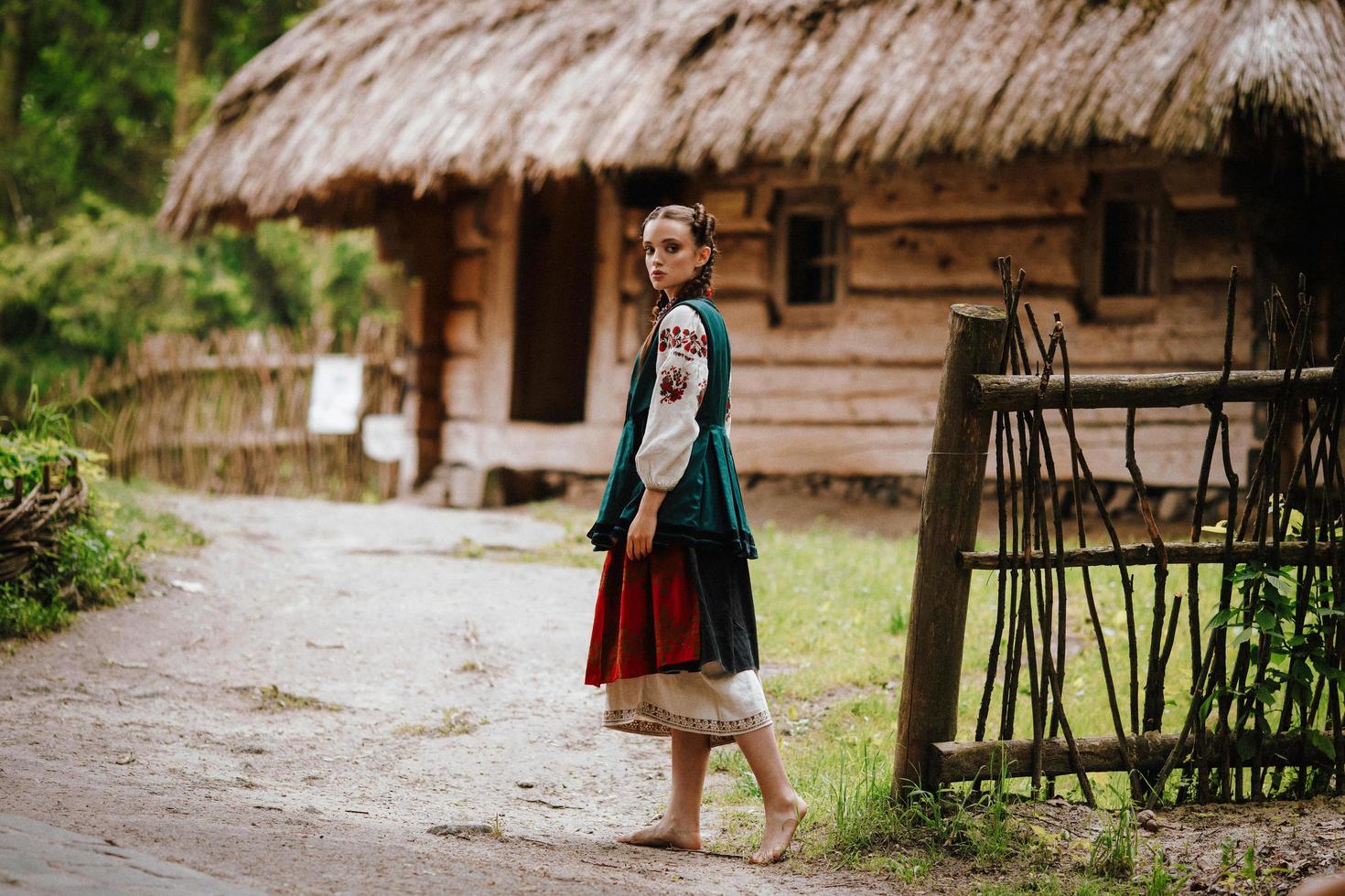 garota em um vestido bordado andando no quintal foto