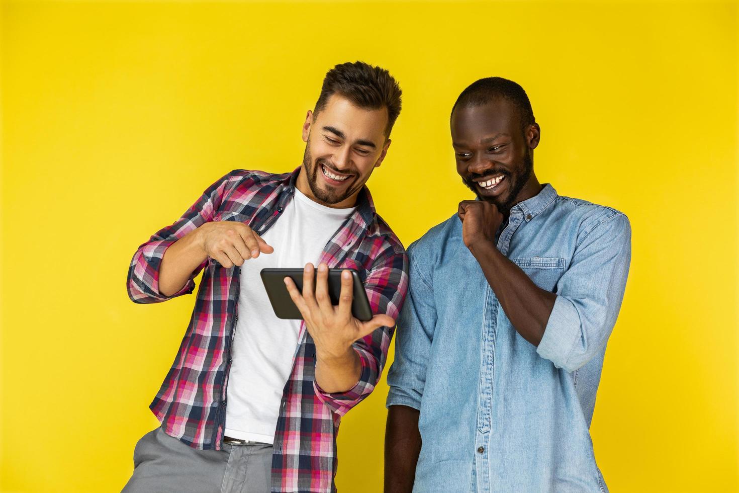 dois amigos rindo de um vídeo foto