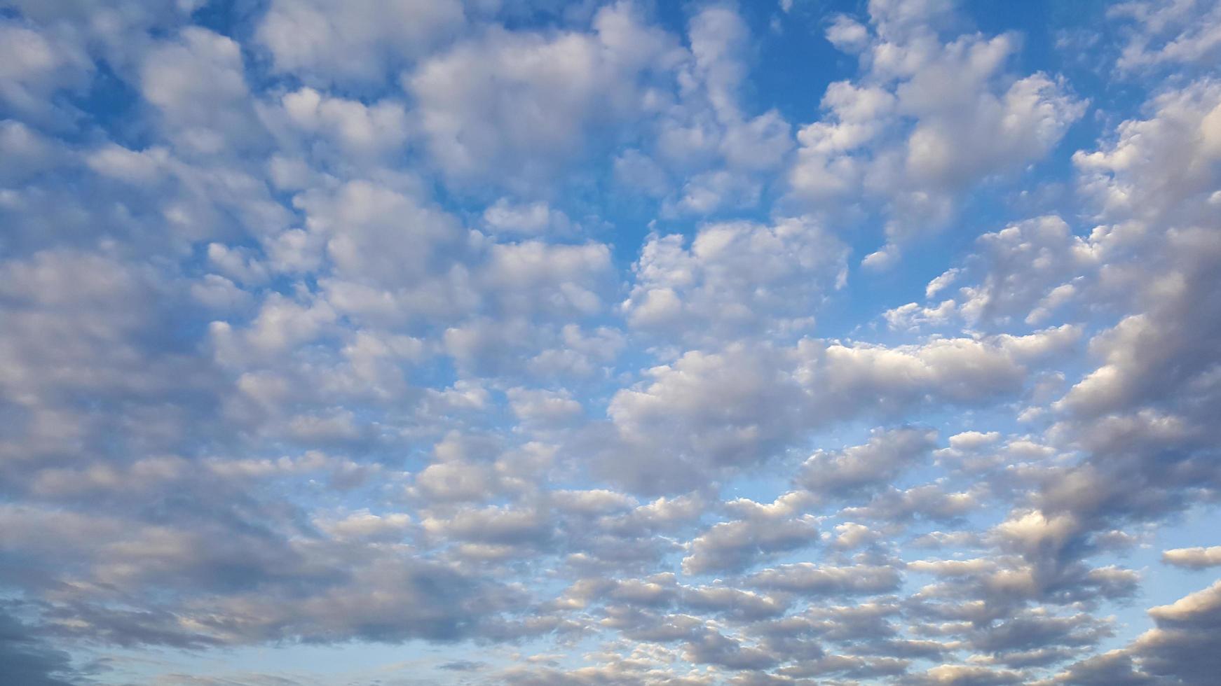 lindo céu azul com nuvens foto