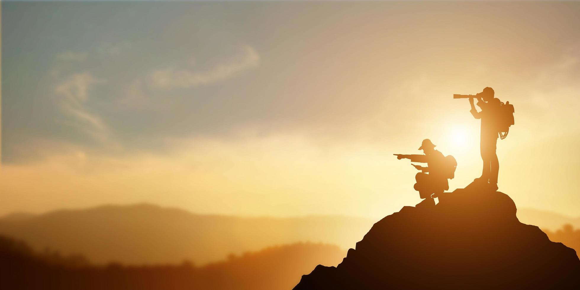 visão para ideias de sucesso. perspectiva do empresário para o planejamento futuro. a silhueta de dois homens segura binóculos e mapa aberto no pico da montanha contra o fundo do céu luz solar brilhante. foto