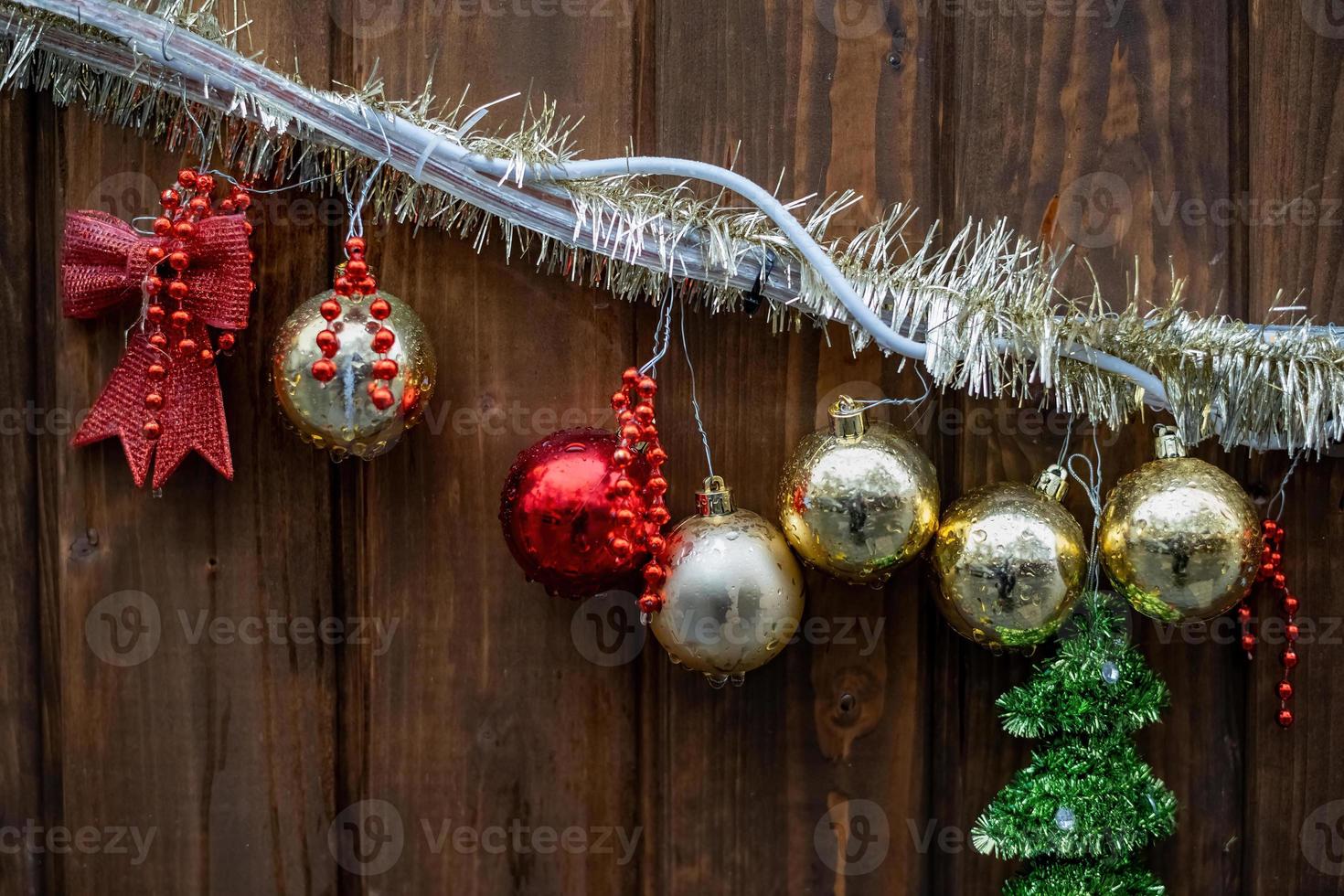 decoração de natal em uma cadeia de luzes em frente a uma parede de madeira foto