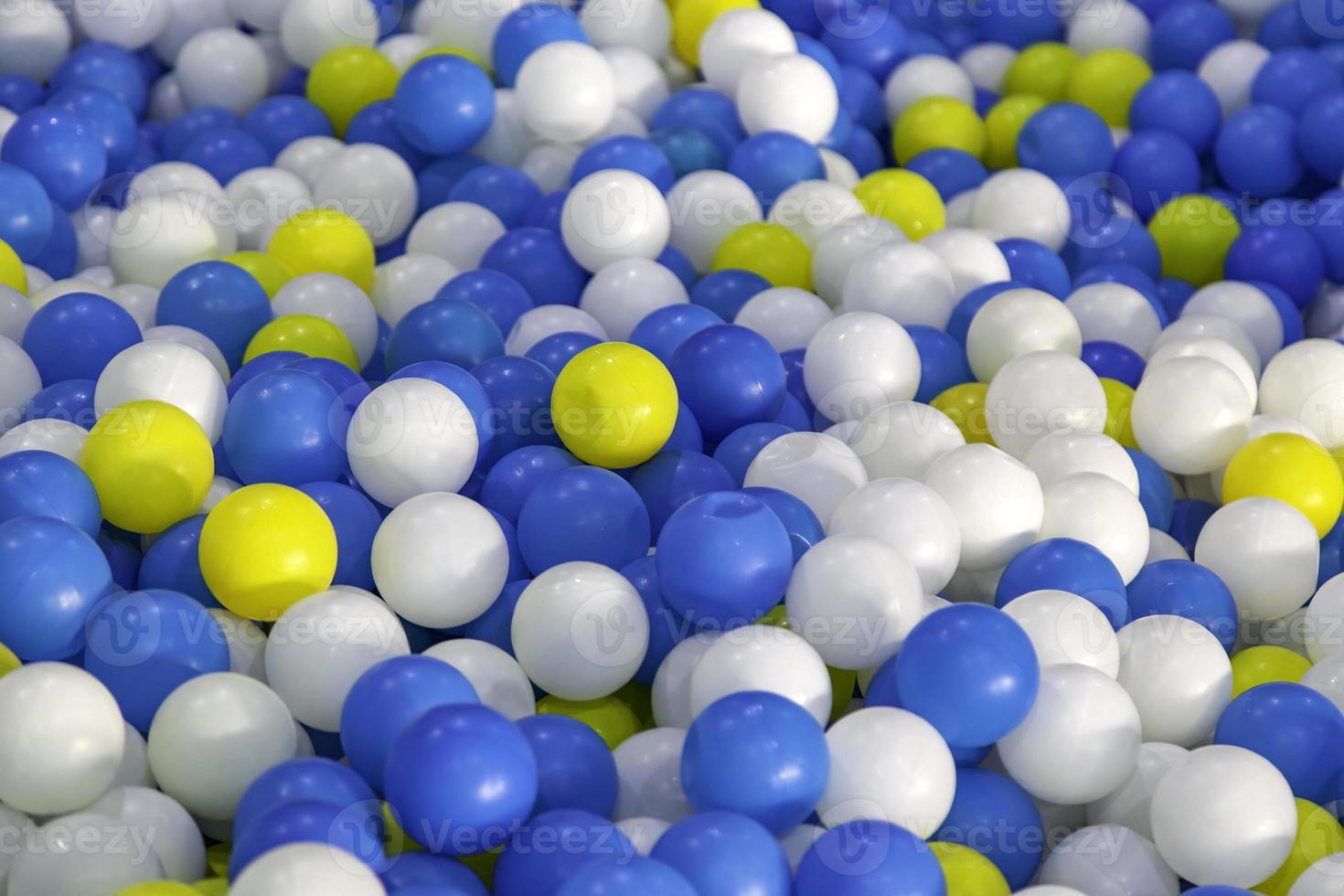 Fundo de muitas bolas coloridas de plástico na piscina de bolas em