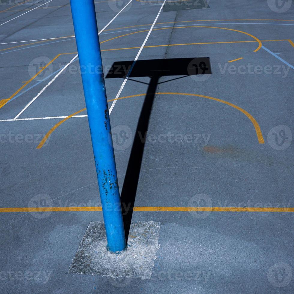 sombra de aro de basquete de rua na quadra de esportes foto