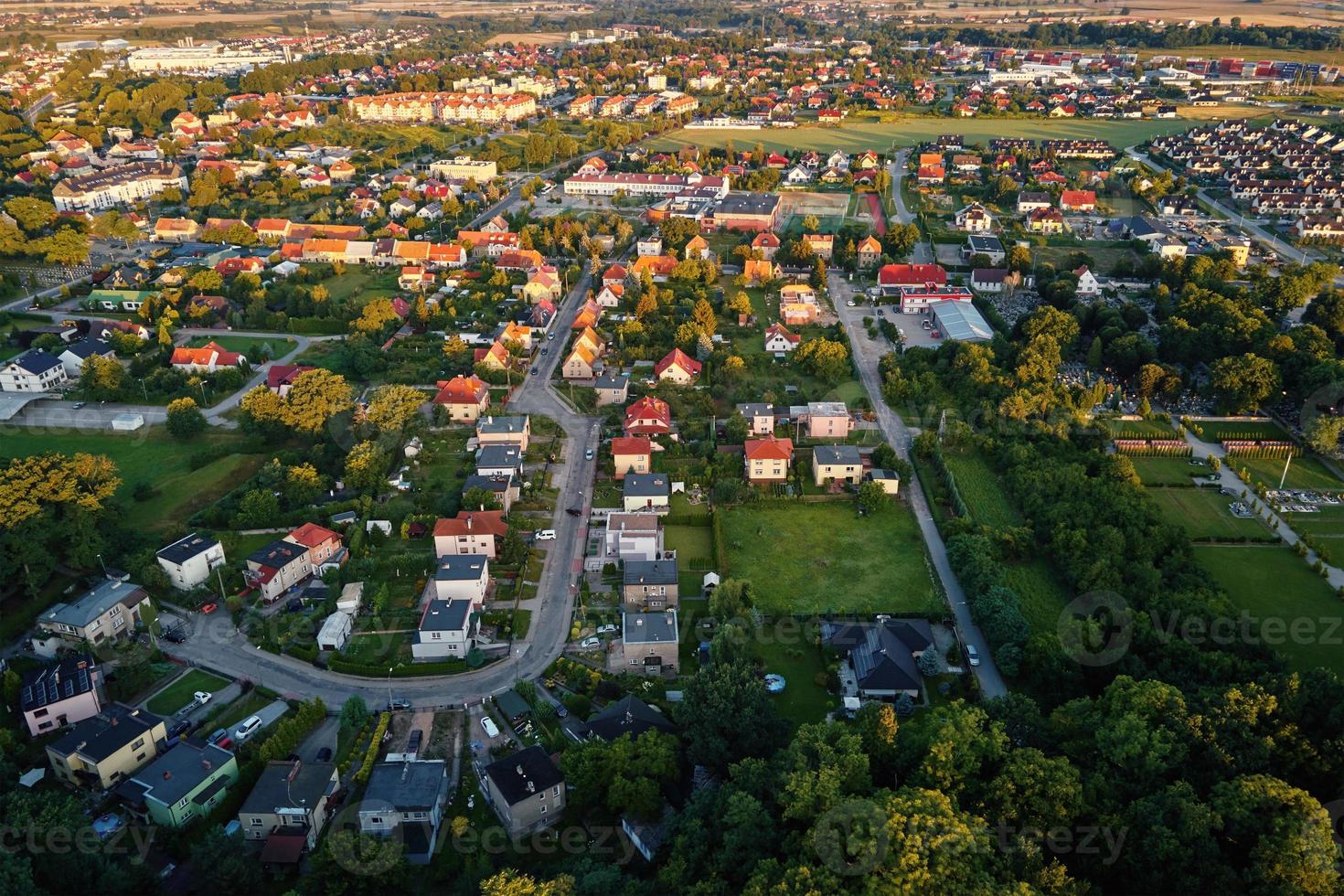 bairro suburbano na cidade de europa, vista aérea foto