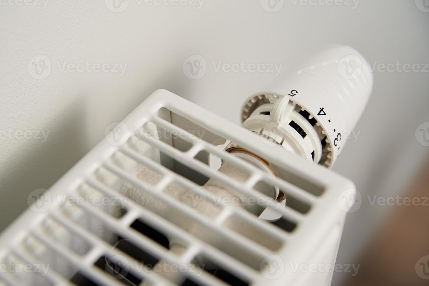 termostato do botão do radiador de calor girado à mão foto