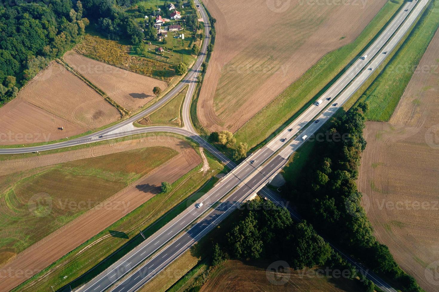 tráfego de carros na rodovia em dia de verão, vista aérea foto