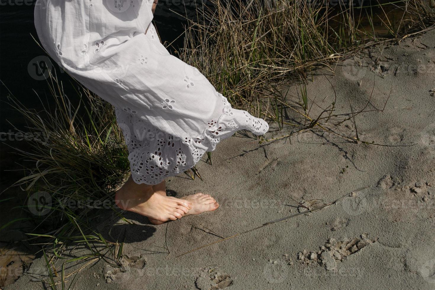 feche os pés da senhora na foto do conceito de areia molhada