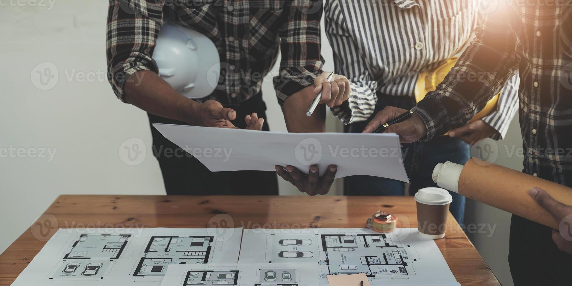 reunião de trabalho em equipe de engenharia, desenho trabalhando na reunião de projeto para o projeto que trabalha com o parceiro na construção de modelos e ferramentas de engenharia no local de trabalho, construção e conceito de estrutura. foto