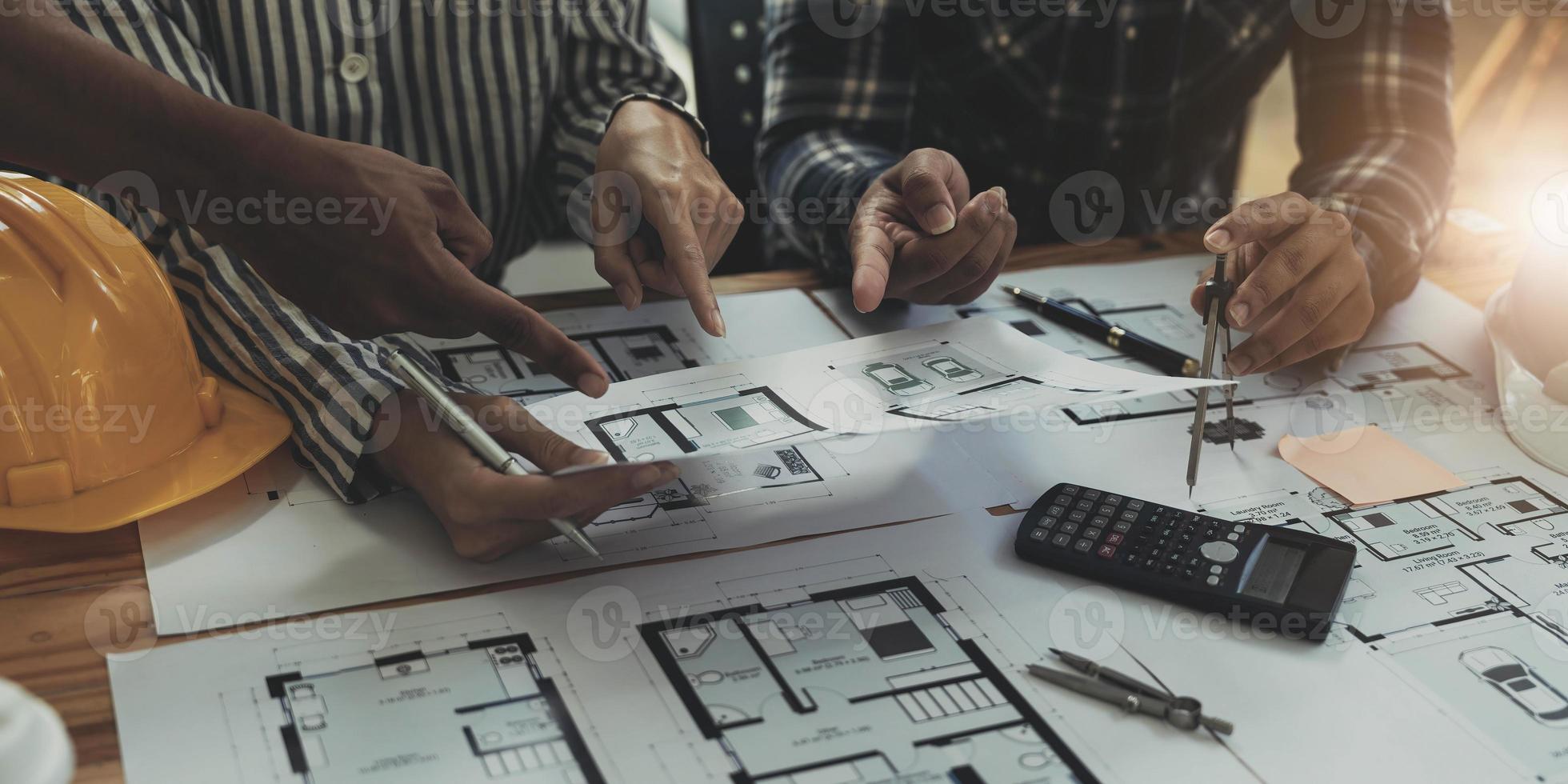 reunião de trabalho em equipe de engenharia, desenho trabalhando na reunião de projeto para o projeto que trabalha com o parceiro na construção de modelos e ferramentas de engenharia no local de trabalho, construção e conceito de estrutura. foto