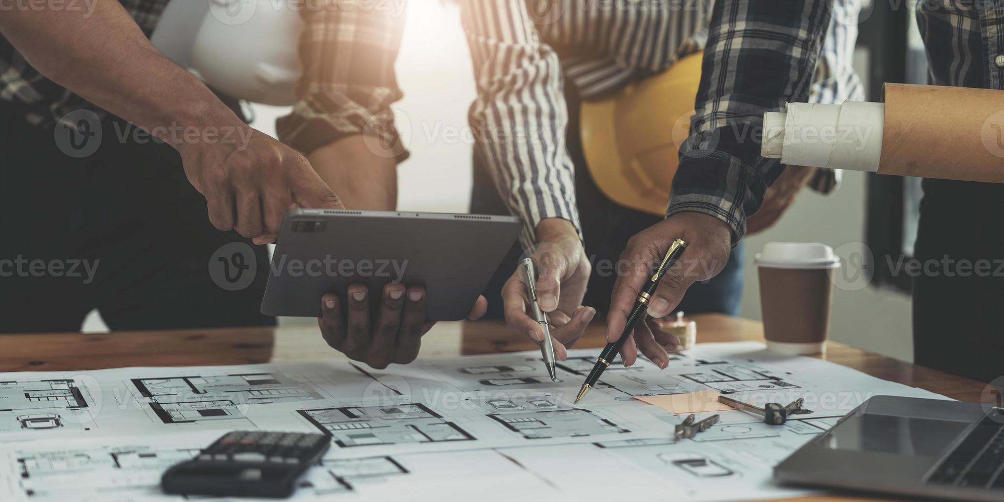 reunião de trabalho em equipe de engenharia, desenho trabalhando na reunião de projeto para o projeto que trabalha com o parceiro na construção de modelos e ferramentas de engenharia no local de trabalho, construção e conceito de estrutura. foto