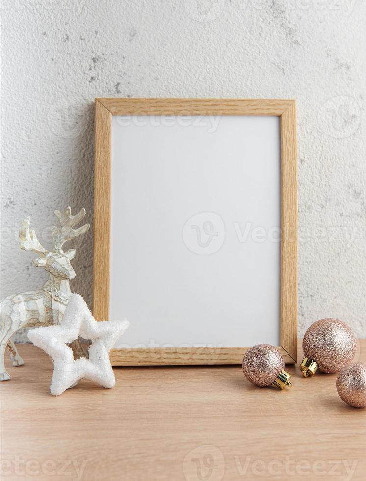 maquete de moldura de madeira em branco branco com decorações de natal foto
