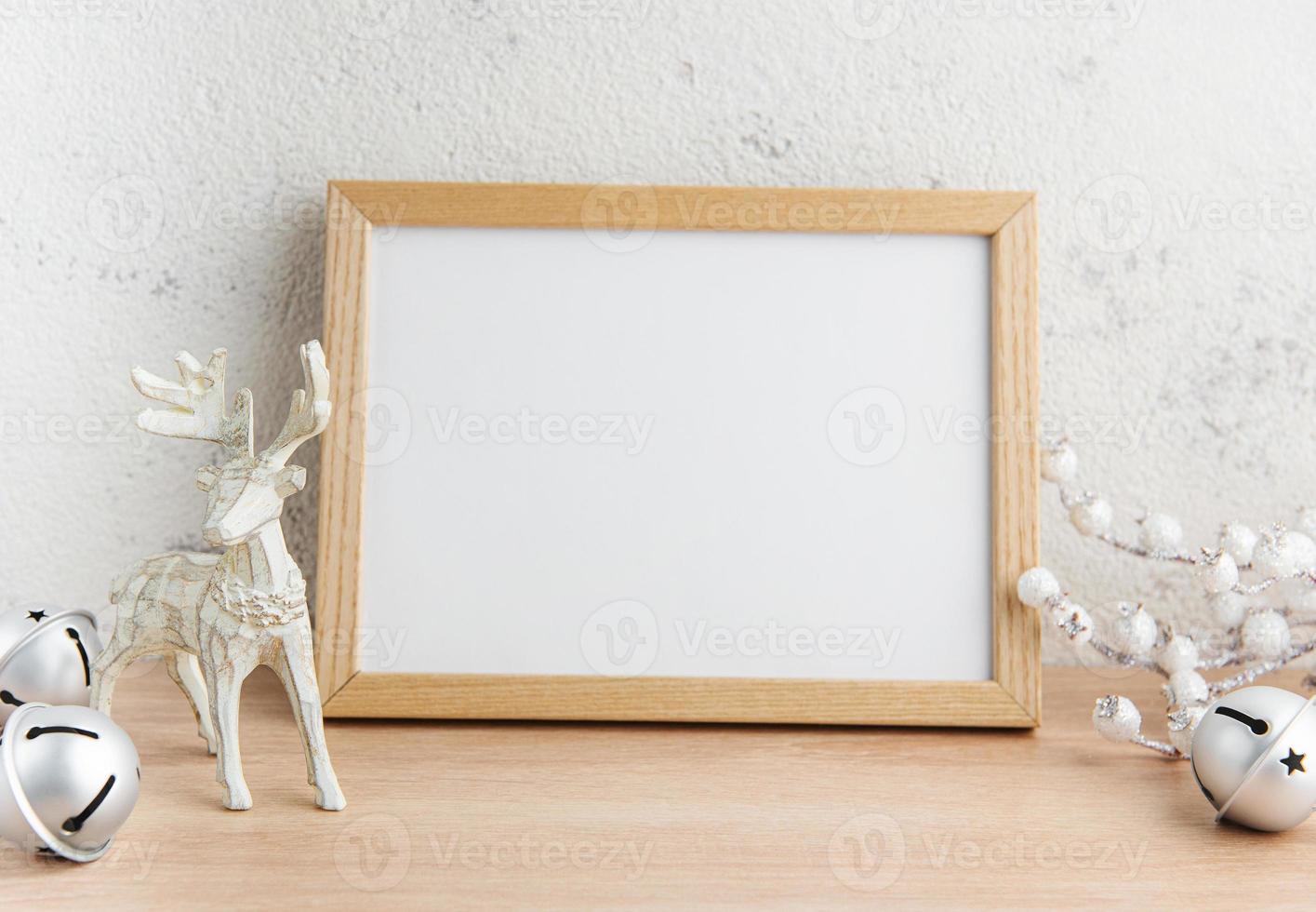 maquete de moldura de madeira em branco branco com decorações de natal foto