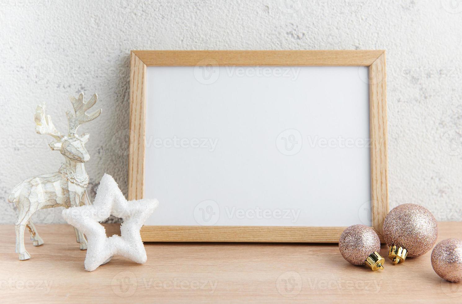 maquete de moldura de madeira em branco branco com decorações de natal foto