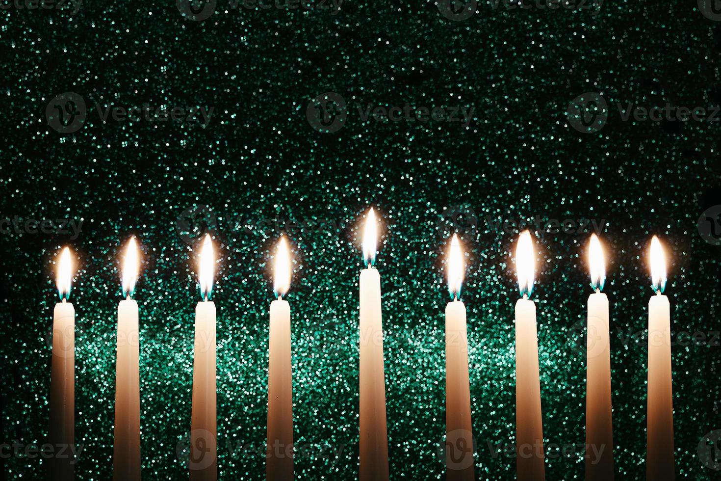velas de Chanucá. candelabro tradicional com velas acesas em fundo preto. celebrando o feriado religioso judaico. foto