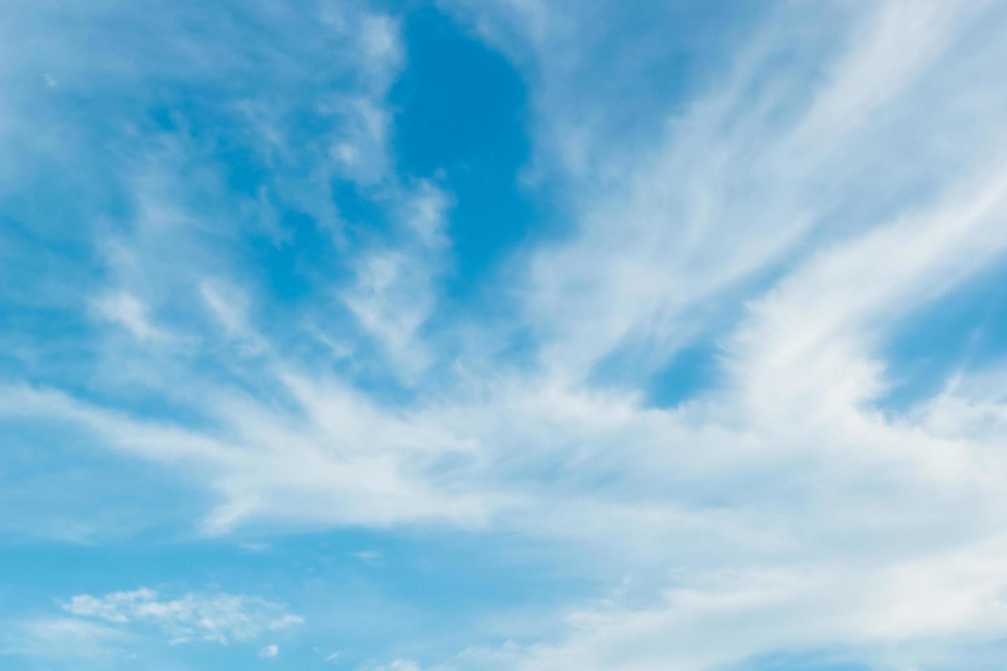 fundo do céu azul com nuvens brancas cumulus flutuando foco suave, copie o espaço. foto