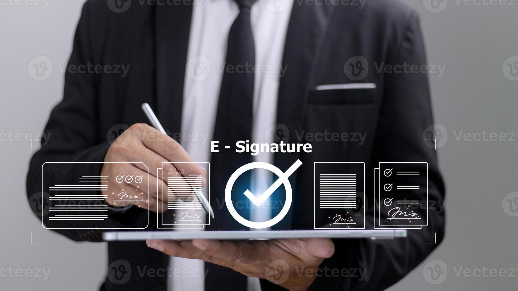 assinatura eletrônica de contrato comercial on-line, assinatura eletrônica, gerenciamento de documentos digitais, escritório sem papel, assinatura do conceito de contrato comercial. foto