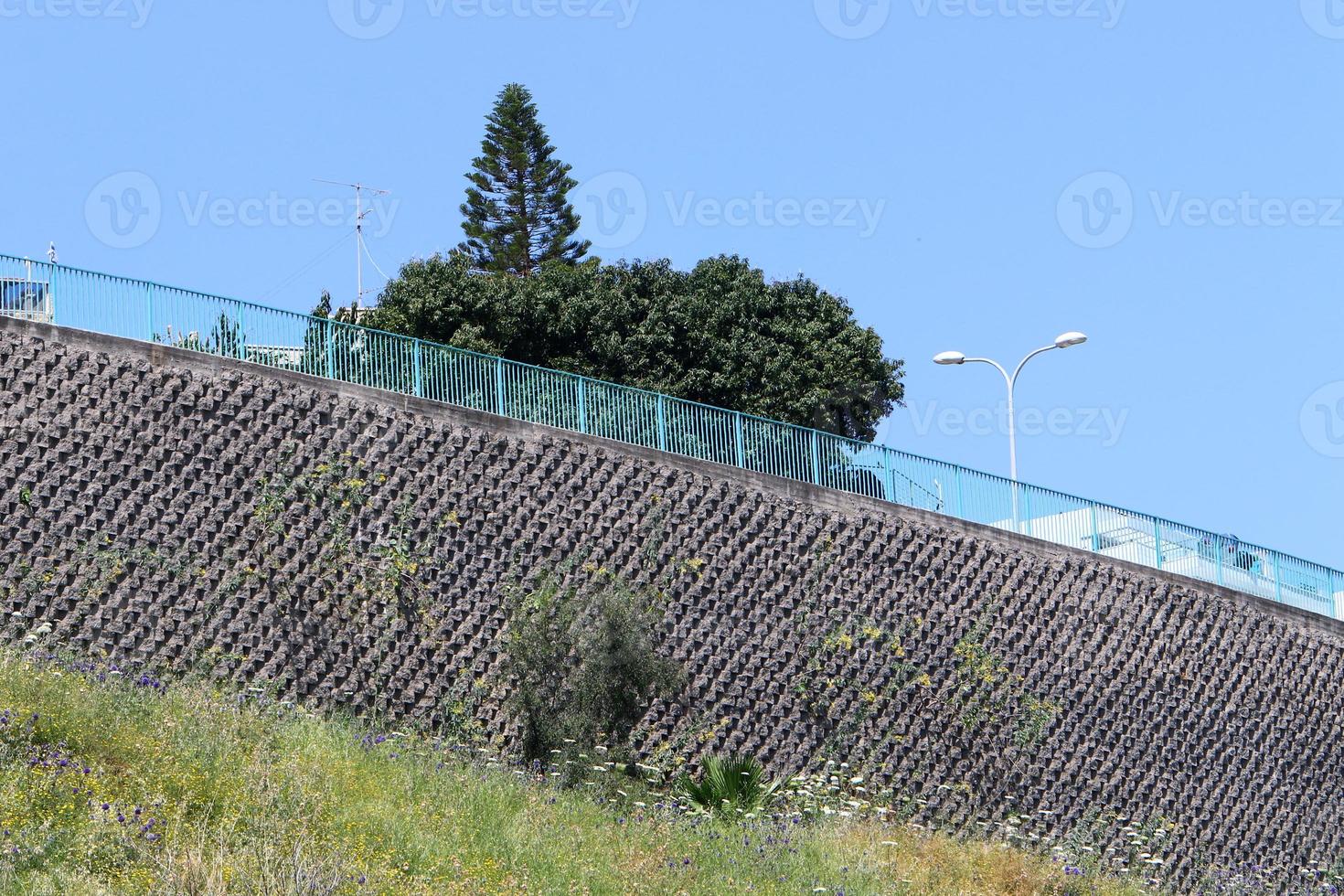 muro alto feito de pedra e concreto. foto