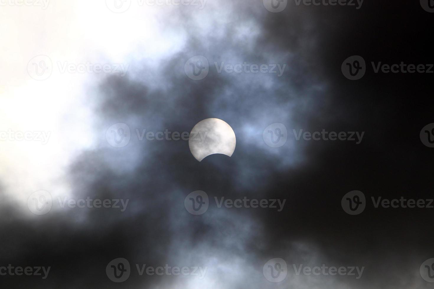 eclipse solar - a lua bloqueia parcialmente o sol de um observador na terra. foto