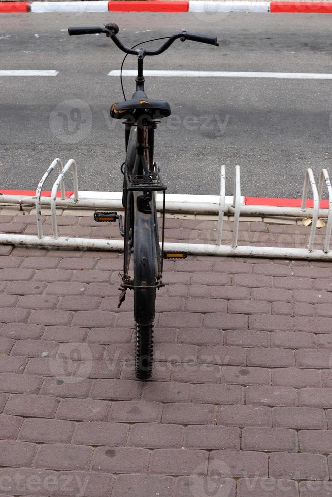 bicicleta no parque da cidade perto do mar. foto